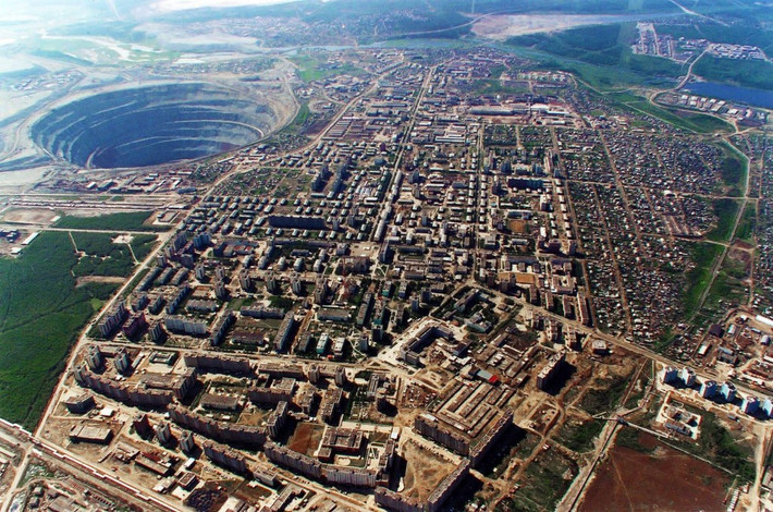 Norilsk, Nga. Nơi đây nguy hiểm gấp đôi những nơi nguy hiểm trên thế giới khác bởi hai lý do. Không khí nơi đây cực kỳ lạnh, và lạnh cả năm. Hơn nữa, đây là địa phương tồn tại vấn đề ô nhiễm nghiêm trọng do các đơn vị sản xuất trong khu vực. Nếu lạnh lẽo không giết được bạn, những vấn đề ô nhiễm chắc chắn sẽ làm điều đó. Vậy nhưng nơi này vẫn có người sinh sống và làm việc. (Nguồn Lolwot)