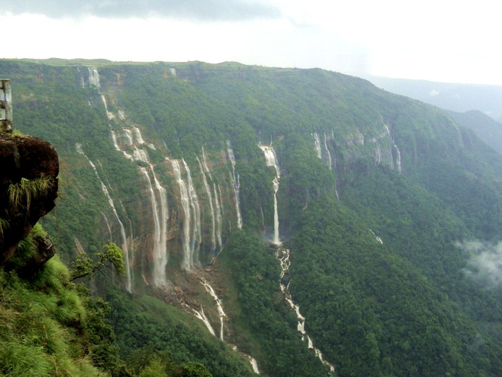 Meghalaya, Ấn Độ, nổi tiếng là nơi phải nhận một mưa lớn hàng năm. Đây còn được gọi là vùng đất của những đám mây. Suốt cả năm nơi đây phải gánh chịu những cơn mưa kéo dài liên miên không dứt nhưng vẫn có một bộ phận người sống ở đây và thích nghi được với chế độ ăn uống, cung cách ăn mặc và nền văn hóa riêng biệt. (Nguồn Lolwot)