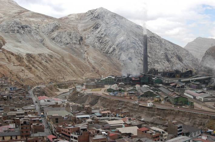 La Oroya ở Peru. Đây là một trong những nơi nguy hiểm nhất trên thế giới, chỉ đơn giản vì sự ô nhiễm khủng khiếp tại nơi đây. La Oroya là một trong những nơi ô nhiễm nhất trên thế giới và gần như tất cả trẻ em sống ở đây đều bị nhiễm độc chì ở mức nguy hiểm. (Nguồn Lolwot)