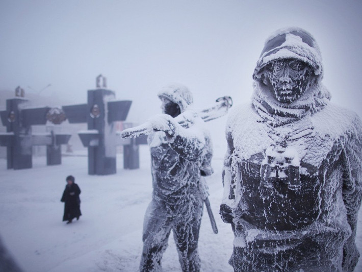 Oymyakon, Nga. Nga được biết đến với mùa đông lạnh giá và Oymyakon là một trong những nơi lạnh nhất nước. Nhiệt độ mùa đông trung bình ở đây là -60 độ C. Mặc dù cực kỳ khó sống nhưng gần 500 người vẫn còn sống ở đây và họ phải đối mặt với một số vấn đề bất thường về các hoạt động bị tê liệt khi băng tuyết phủ kín tất cả mọi ngóc ngách. (Nguồn Lolwot)