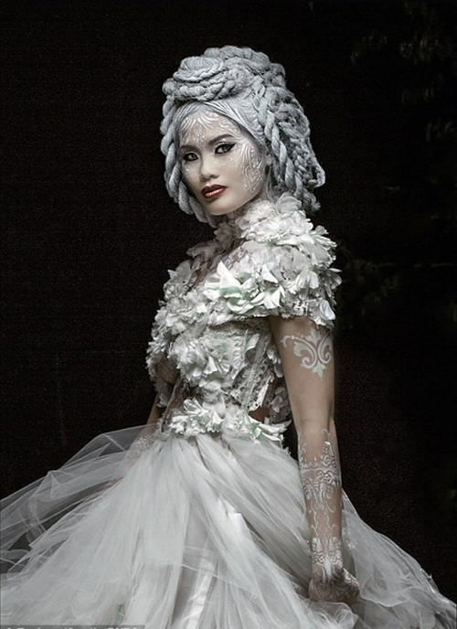 Phong cách vẽ body painting của Michael Rosner khá phức tạp, lấy cảm hứng từ những hoa văn đẹp lộng lẫy, cầu kỳ và hình học. Nguồn: Daily Mail