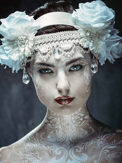 Thông thường, nghệ sĩ vẽ body painting cũng sẽ nhờ đến những nhà tạo mẫu tóc, nhà thiết kế thời trang để khiến tác phẩm của mình trở nên hoàn hảo hơn. Nguồn: Daily Mail