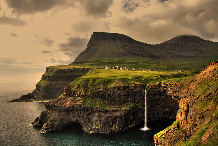 Làng Gasadalur, Quần đảo Faroe nằm lặng lẽ trên một mỏm đá lớn hướng ra biển, bất cứ ai có dịp đặt chân đến ngôi làng này đều sẽ không thể quên được không gian vô cùng ấn tượng và khoáng đạt ở nơi này. Nguồn: Bored Panda