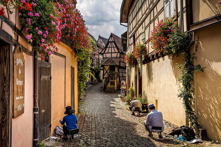 Làng Eguisheim, Pháp, nổi tiếng với những ngôi nhà có kiến trúc cuốn hút và ban công ngập hoa, những người dân sống ở nơi này dường như cũng hòa nhịp với cuộc sống yên ả, đẹp đẽ đó. Không ai vội vàng, không ai nói to, tất cả đều đẹp bình lặng. Nguồn: Bored Panda