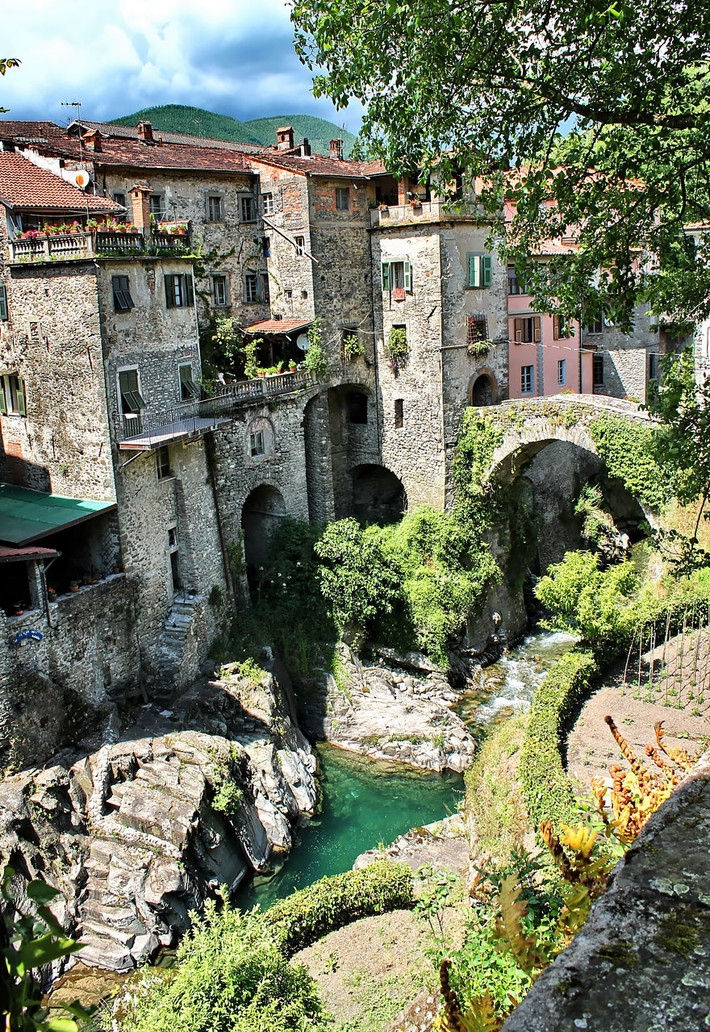 Làng Bagnone, Italia. Đây là ngôi làng xinh đẹp, có nắng, có gió, có phong cảnh hữu tình, khiến những ai đến thăm luôn muốn đến lần nữa. Nguồn: Bored Panda