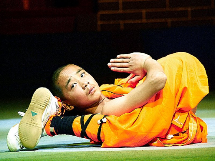 Với kỹ năng phi thường của mình, nhà sư này trông rất thoải mái khi đang ở trong một tư thế không thể tin được. (Nguồn Lolwot)