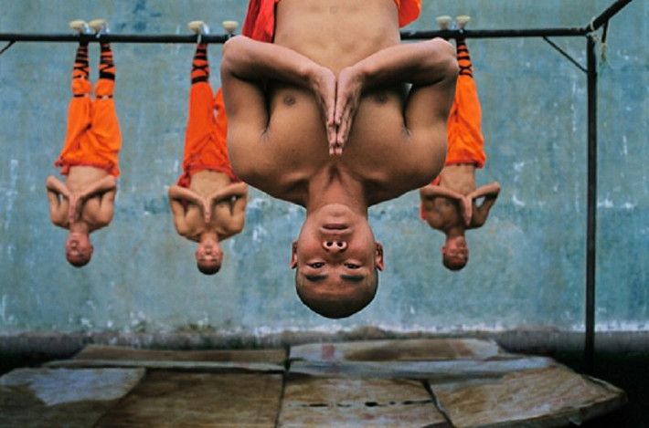 Với thể chất được rèn luyện hàng ngày, các nhà sư thiếu lâm hoàn toàn có thể treo mình trên xà và thiền định trong tư thế này, một việc mà người bình thường rất khó đạt được. (Nguồn Lolwot)