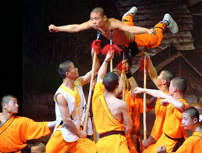 Mình đồng da sắt là những từ ngữ người ta nói về những nhà sư thiếu lâm, thân thể của họ có thể chịu đựng được những vật nhọn như giáo đâm vào mà không hề hấn gì. (Nguồn Lolwot)