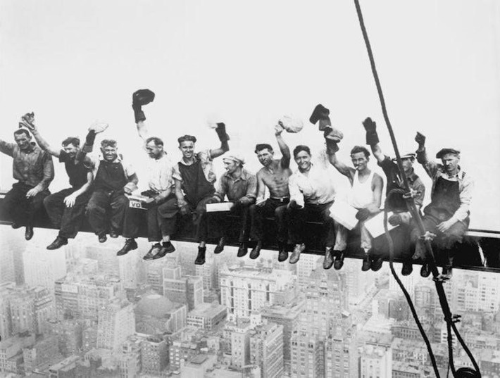 Bức ảnh trên lần đầu tiên được công bố trên tờ New York Herald Tribune vào ngày 2/10/1932. Bức hình thuộc quyền sở hữu của Corbis Image. Vào năm 2003, Corbis tiết lộ sự thật đằng sau bức ảnh khiến công chúng tò mò. Đó là việc vào thời điểm bức ảnh được chụp có khá nhiều người có mặt tại tòa nhà. Do vậy, họ không chắc rằng nhiếp ảnh gia Ebbets có thật sự là người chụp bức ảnh này không.