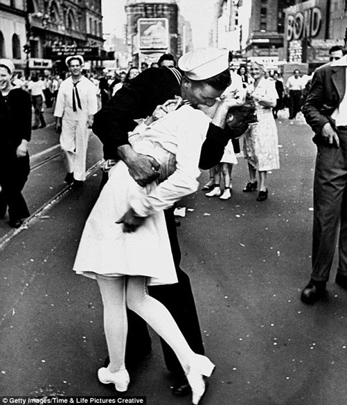 Bức ảnh "Nụ hôn ở quảng trường Thời đại" do nhiếp ảnh gia Alfred Eisenstaedt chụp đã trở thành một bức hình lịch sử, thậm chí là biểu tượng của niềm vui trong Ngày Chiến thắng (V-J Day, 9/5/1945). Thủy thủ trong ảnh là George Mendonsa đang ôm hôn nữ y tá tên Greta Zimmer. Nhiều người cứ ngỡ họ là một cặp tình nhân nhưng sự thật không phải vậy.