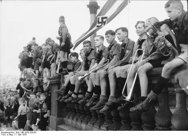 Các thành viên ngồi nghỉ ngơi khi tham dự sự kiện ở Lustgarten, Berlin năm 1933.