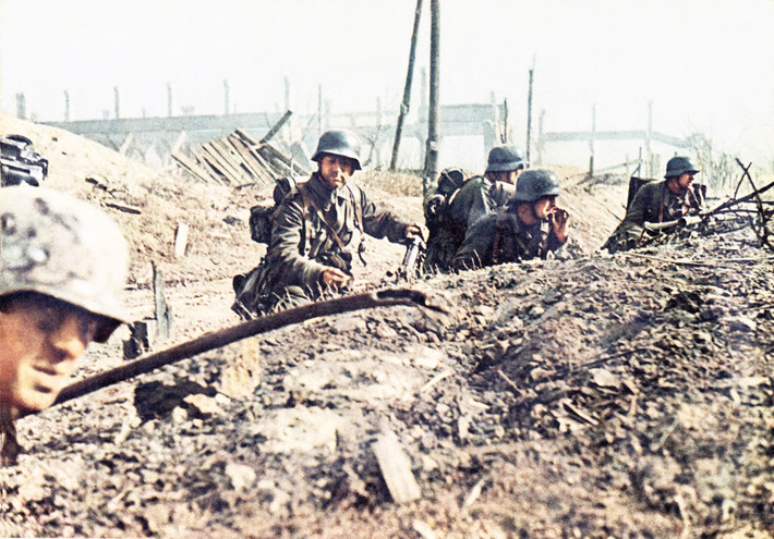 Trận Stalingrad diễn ra từ ngày 23/8/1942 - 2/2/1943 là một trong những trận đánh đẫm máu, thương vong lớn nhất trong Thế chiến 2. Thành phố Stalingrad trở thành chiến trường ác liệt giữa phát xít Đức với Liên Xô.