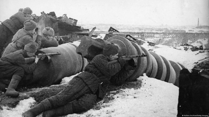Trận Stalingrad diễn ra từ ngày 23/8/1942 - 2/2/1943 là một trong những trận đánh đẫm máu, thương vong lớn nhất trong Thế chiến 2. Thành phố Stalingrad trở thành chiến trường ác liệt giữa phát xít Đức với Liên Xô.
