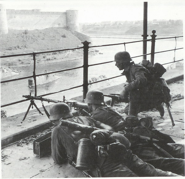 Diễn ra từ ngày 2/2 - 10/8/1944, trận đánh Narva là một trong những trận đánh đẫm máu nhất trong Chiến tranh thế giới 2 khi có khoảng 550.000 người thương vong ở hai bên.