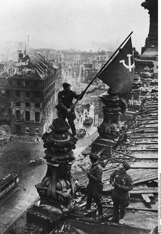 Trong Chiến dịch công phá Berlin, Hồng quân Liên Xô tiến quân rầm rộ, tấn công thủ đô nước Đức từ 3 phía khiến lực lượng phát xít Đức từng bước thảm bại rồi sụp đổ hoàn toàn. Sau nhiều ngày chiến đấu cam go với quân địch, Hồng quân Liên Xô chiếm được tòa nhà Quốc hội Đức vào ngày 30/4/1945.