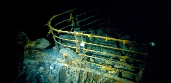 Tàu Titanic đâm vào tảng băng trôi vào ngày 14/4/1912 trên biển Đại Tây Dương. Đây là chuyến ra khơi đầu tiên và cũng là cuối cùng của con tàu. Nó khởi hành từ Southampton, Anh tới New York, Mỹ. Vụ đắm tàu này khiến hơn 1.500 người thiệt mạng.