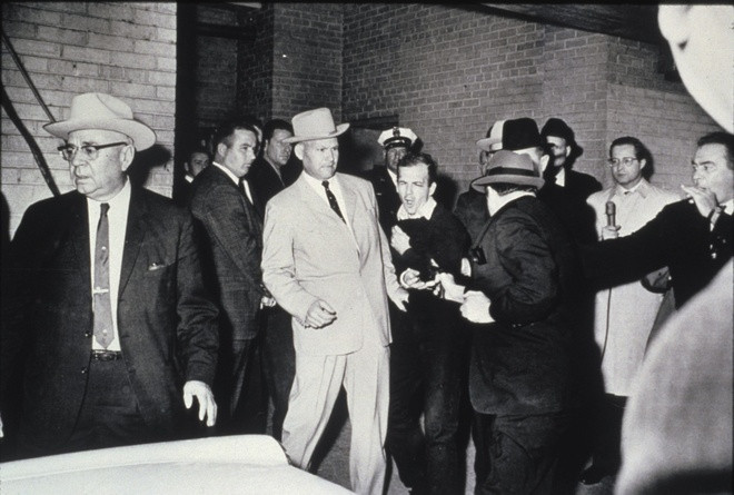 Lee Harvey Oswald - kẻ ám sát Tổng thống Mỹ John F. Kennedy bị Jack Ruby bắn chết khi cảnh sát dẫn độ y từ trụ sở cảnh sát thành phố Dallas năm 1963. Hàng triệu người đã nhìn thấy cảnh tượng Oswald bị bắn chết khi xem chương trình truyền hình trực tiếp.