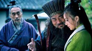 Một thời gian sau, tướng quân Hà Tiến vào kinh nhằm thâu tóm quyền lực. Người này đã mời Vương Doãn tham dự triều chính. Hai người cùng bày mưu và thuyết phục vua Hán Thiếu Đế phong cho Vương Doãn làm Tư đồ.