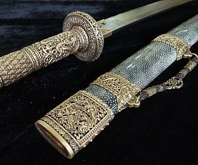 Ấn Độ được cho là nơi đầu tiên sử dụng loại thép Damascus để rèn kiếm. Căn cứ vào các tài liệu, bằng chứng thu thập được, các chuyên gia phát hiện loại thép đặc biệt này được sản xuất ở khu vực ngày nay thuộc tiểu bang Tamil Nadu của Ấn Độ.