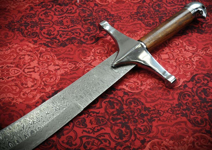 Một quan điểm cho rằng, các nguyên vật liệu được dùng để sản xuất thép Damascus bao gồm: vỏ cây Cassia auriculata, cỏ sữa, vanadi, crom, mangan, coban, niken và một số nguyên tố quý hiếm được khai thác từ các mỏ ở Ấn Độ. Tuy nhiên, đến nay, giả thuyết này vẫn chưa được chứng minh.