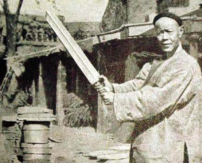 Theo lời kể của Đặng Hải Sơn, ông làm nghề đao phủ trong nhiều năm trước khi nhà Thanh diệt vong. Đến năm 1914, chính phủ đương thời công bố quy định dừng thi hành án chém đầu và đổi sang thi hành án tử bằng bắn súng.