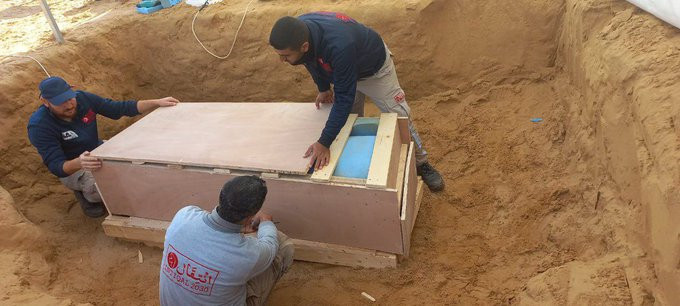 Họ đặt quan tài trong một thùng gỗ để bảo vệ và chờ các chuyên gia đến từ Palestine và quốc tế nghiên cứu sâu hơn về nó.