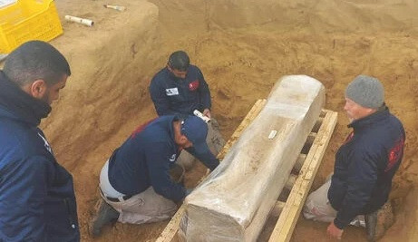 Đồng thời, các nhà khảo cổ cũng tìm thấy một số bình đất sét và vật dụng khác được tìm thấy trong nghĩa địa khoảng 2.000 tuổi. Họ hy vọng những nghiên cứu sâu hơn về cỗ quan tài bằng chì cũng như những phát hiện khác sẽ giúp giải mã những bí ẩn về cuộc sống của con người nơi đây vào 2.000 năm trước.