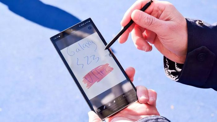 Thêm nữa, Galaxy S23 Ultra sử dụng tính năng gộp điểm ảnh để hỗ trợ nhiều cấp độ xử lý độ phân giải cao. Chế độ Nightography - mắt thần bóng đêm cũng giúp nâng cao chất lượng hình ảnh và video trong môi trường thiếu sáng. Nhờ vậy, người dùng có được những bức ảnh và video có chất lượng cao cũng như mang tính nghệ thuật.