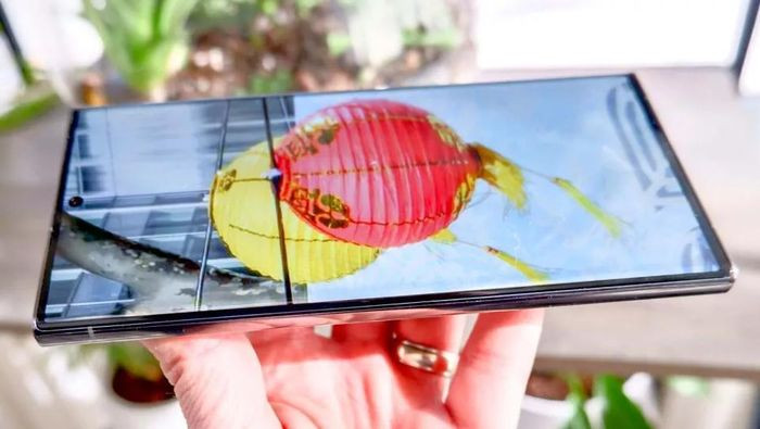 Theo một số trang tin quốc tế, Galaxy S23 Ultra đang nhận được nhiều đánh giá tích cực khi Samsung trang bị nhiều tính năng "đỉnh". Trong đó, Galaxy S23 Ultra là smartphone chụp ảnh đẹp nhất của Samsung tính đến thời điểm hiện nay nhờ camera "cực xịn".