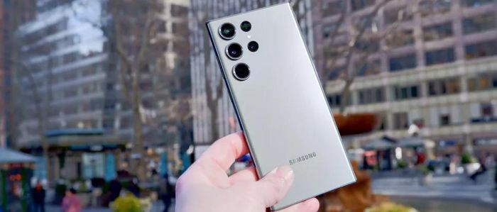 Trong bài kiểm tra Pin của Tom's Guide - lướt web liên tục ở độ sáng màn hình 150 nit trên mạng 5G, Galaxy S23 Ultra có thời lượng pin lên đến 12 giờ 22 phút ở chế độ Thích ứng (màn hình có thể tăng tốc độ làm mới lên đến 120Hz).