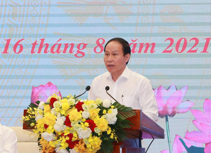 Ông Lê Tiến Châu 54 tuổi, quê tỉnh Tây Ninh, trình độ tiến sĩ luật. Trước khi về TP Hải Phòng, ông Châu từng công tác tại Đại học Luật TP HCM, làm chuyên viên rồi Vụ trưởng, Trưởng cơ quan đại diện, Cục trưởng Công tác phía Nam của Bộ Tư pháp tại TP HCM, kiêm Hiệu trưởng trường Trung cấp Luật Vị Thanh.