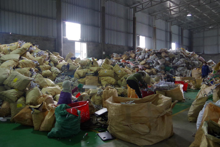 Trước đó, người dân phản ánh việc Công ty Thành Phát T&T chuyên thu gom, tái chế nhựa EVA (Ethylene Vinyl Acetate Copolymer) hoạt động gây ô nhiễm môi trường.