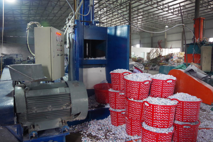 Tổ công tác còn phát hiện tại 2 nhà kho và 2 khu vực chứa bên ngoài nhà kho của Công ty có chất nhiều bao tải bên trong chứa đế giày và phế liệu trong quá trình sản xuất, tổng khối lượng ước lượng khoảng 50 tấn.