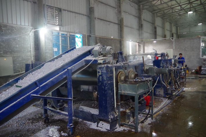 Qua làm việc, đại diện Công ty cho biết, Công ty đi vào chạy thử hệ thống cắt, cán tái chế nhựa EVA từ ngày 12/11/2022, tính đến hiện tại đã tái chế được khoảng 10 tấn nhựa EVA cho công ty khác.