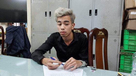 Sát hại bạn gái cũ trên phố ở Hà Nội: Ngày 15/1, Công an quận Thanh Xuân (Hà Nội) cho biết, Hoàng Văn Thành (SN 1998, tại TP Thái Nguyên, tỉnh Thái Nguyên) – nghi phạm sát hại cô gái U.T.P. (SN 2003, tại TP Lai Châu, tỉnh Lai Châu) trên phố Vương Thừa Vũ, phường Khương Đình vào đêm 12/1, rạng sáng 13/1 đã đến cơ quan công an đầu thú. Thành là người yêu cũ của nạn nhân P. Nghi phạm làm thợ cắt tóc tại quận Hai Bà Trưng (TP Hà Nội) còn chị P. làm nối mi, sơn móng tay tại quận Thanh Xuân.