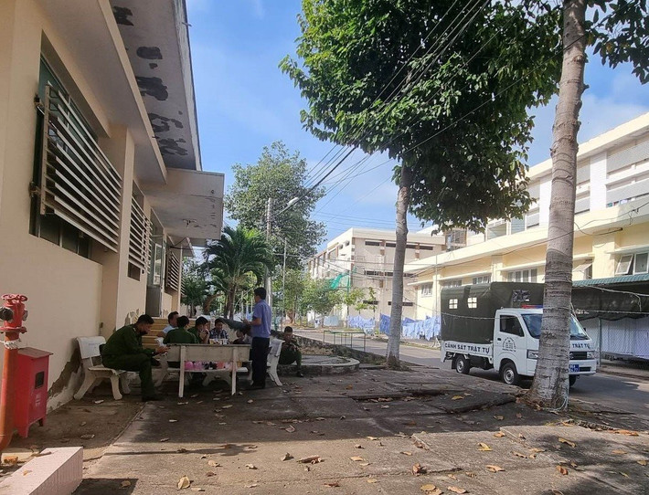 Đang tắm, người đàn ông bị đâm tử vong: Khoảng 17h ngày 13/1, anh T.V.N (SN 1987, trú phường Phước Hội, thị xã La Gi, Bình Thuận) đang tắm thì bị Nguyễn Minh Vương (SN 1997, tạm trú phường Tân An, thị xã La Gi) chạy từ bên ngoài vào dùng dao đâm nhiều nhát vào người dẫn đến tử vong sau khi được đưa đi cấp cứu. Vương bị bắt sau khi gây án. Theo lời khai ban đầu của Vương, nguyên nhân xảy ra vụ việc xuất phát từ mâu thuẫn tình cảm. (Ảnh: Báo Bình Thuận).