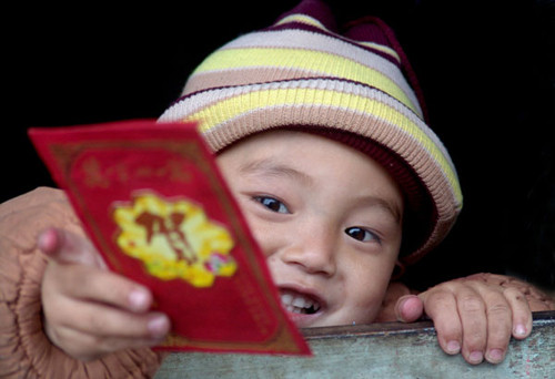 Sau đó, con cháu được ông bà, cha mẹ “lì xì” lại một phong bao màu đỏ, bên trong đựng một ít tiền gọi là lấy hên và mang lại niềm vui trong ngày đầu năm mới. Đến nay, tục mừng tuổi vẫn không thay đổi, ông bà, cha mẹ, chú bác...lì xì lớp cháu, con.