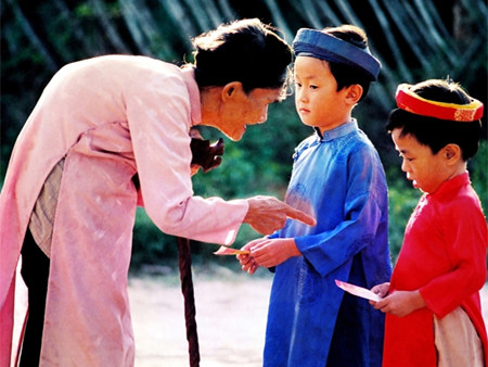 Những món quà đầu xuân thường mang ý nghĩa may mắn, điều lành, điều tốt…Người nào càng nhận được nhiều lì xì trong dịp tết sẽ càng tin rằng mình có nhiều may mắn trong năm mới, phát tài phát lộc…