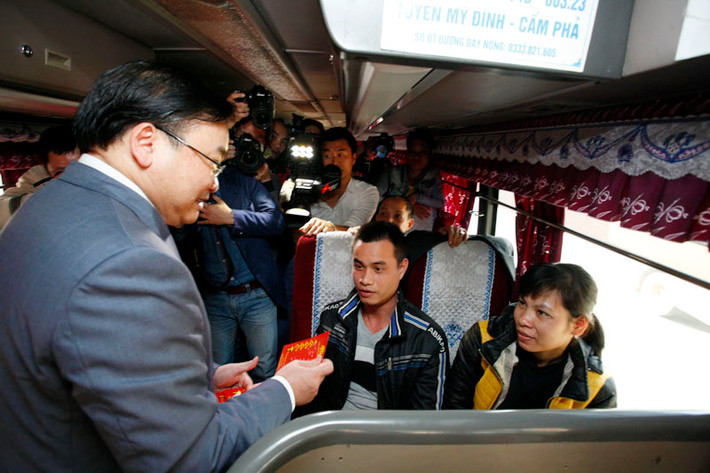 Với người nhận lì xì đầu năm luôn hi vọng một năm mới nhiều thành công phát tài phát lộc. Ảnh Vnmedia.