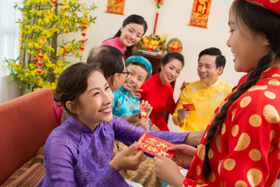 Mừng tuổi mang nhiều ý nghĩa tốt đẹp như trẻ em thường nhớ tới tết là một thời điểm mở đầu năm mới, được nhận được món quà mừng tuổi đầu xuân. Những món quà mừng tuổi thường có nhiều loại như tiền mệnh giá nhỏ được đựng trong những bao lì xì, có khi chỉ là vài gói bánh, túi kẹo hay những bộ quần áo mới.