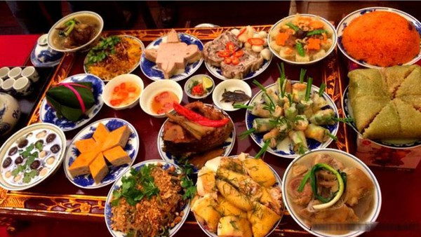 Nấu cỗ ngày tết, giá cao mà vẫn đắt hàng Ngày tết, người Việt thường có phong tục bày cỗ thết đãi khách. Trước đây, gia chủ thường tự làm cỗ nhưng do ngày nay thu nhập cao hơn nên người ta dành một phần chi phí để thuê người nấu cỗ. Trong dịp tết, người nhận dịch vụ nấu cỗ chỉ việc đi chợ mua đồ theo thực đơn chủ nhà ghi sẵn và chế biến thành những món ngon nhưng thù lao khá hậu hĩnh. Đa số những người làm dịch vụ này dịp tết là những sinh viên theo học nấu ăn tại các trường trên địa bàn các thành phố. Bởi đòi hỏi tay nghề cao, cỗ bàn ngon, gia chủ mới được lòng khách, vui vẻ phấn khởi ngày đầu năm.