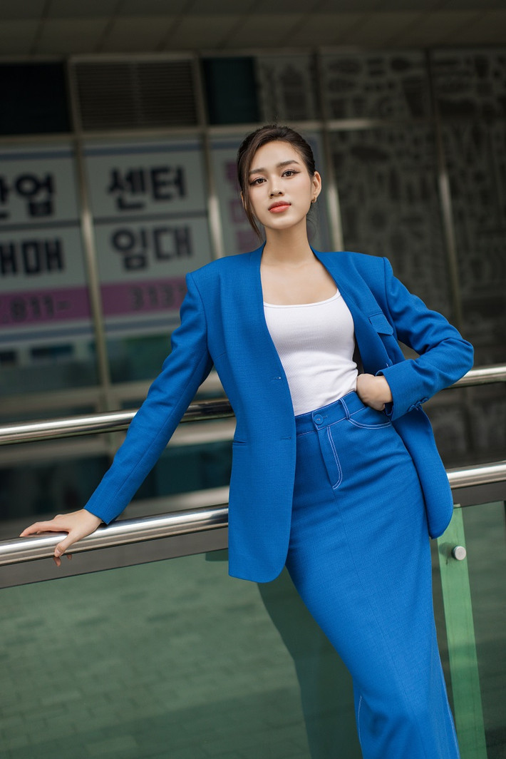 Hoa hậu Việt Nam 2020 chuộng những bộ vest cá tính hoặc váy dài kín đáo, sang trọng, chuẩn phong cách nữ doanh nhân.