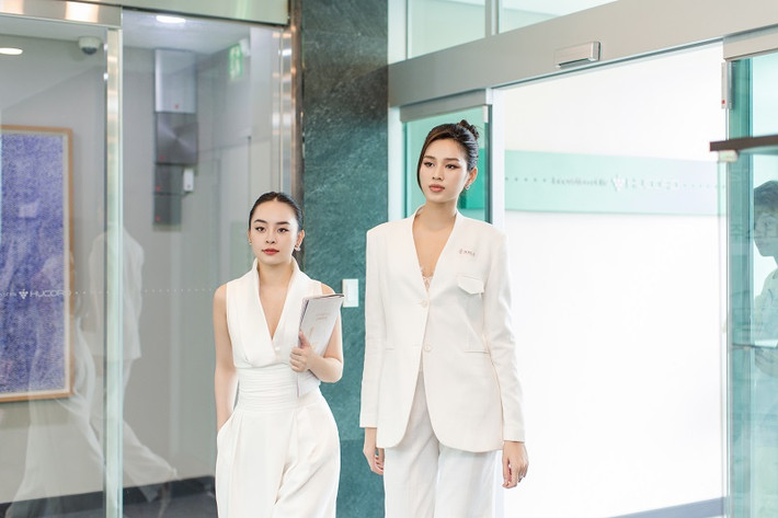 Trong khi đó, Chi Hoàng là người mẫu lookbook quen mặt tại Hà Nội. Cô sinh năm 1992, từng có gần 10 năm hoạt động trong làng mẫu ảnh, đã cộng tác với trên dưới 100 nhãn hàng lớn nhỏ.