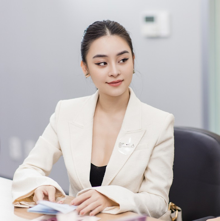 Chi Hoàng từng theo học nhiều khóa đào tạo diễn xuất uy tín tại Việt Nam. Cô phát triển sự nghiệp cá nhân theo hướng doanh nhân kiêm người mẫu ảnh và diễn viên điện ảnh, truyền hình.