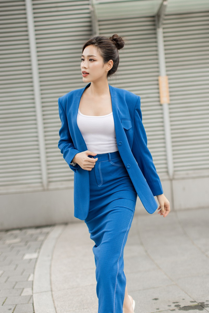 Trong chuyến công tác, nàng hậu ghi điểm với phong cách thời trang thanh lịch, sang trọng.