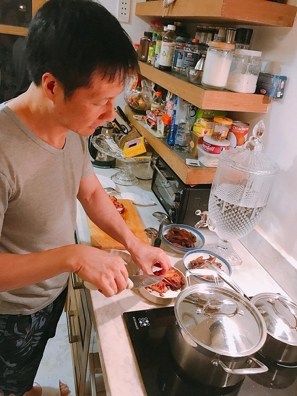 Đại gia Đức An đề cao yếu tố thẩm mỹ khi nấu ăn, đặt ưu tiên thứ hai sau hương vị. Sau khi tắt bếp, anh dành thời gian bày biện, trang trí từng món ăn cho đến khi vừa mắt.