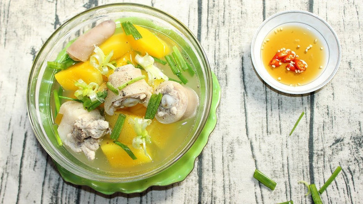Đuôi heo hầm đu đủ: Nếu đã nhắc đến các món ăn từ đuôi lợn thì không thể nào bỏ qua món đuôi heo hầm đu đủ. Món ăn này vừa thơm ngon lại vừa bổ dưỡng, thích hợp để nấu cho cả gia đình cùng thưởng thức.