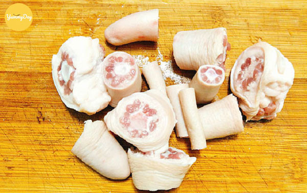 Nguyên liệu gồm: Đuôi heo, đu đủ, hạt nêm, đường, tiêu, hành lá, ngò rí. Cách sơ chế nguyên liệu: Đuôi heo chặt miếng vừa ăn, rửa sạch với muối. Cho ít muối vào nước nấu sôi, cho đuôi heo vào chần sơ. Đu đủ cắt miếng vừa ăn rửa sạch.