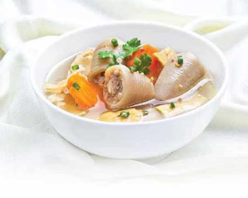 Cách nấu: Cho đuôi heo vào hầm với một ít gia vị, hầm ở lửa vừa đến khi đuôi heo chín mềm. Cho tiếp đu đủ vào, hầm vừa đủ mềm, nêm nếm lại vừa khẩu vị rồi tắt bếp. Cho canh nóng ra tô thêm ít tiêu và hành lá ngò rí cắt nhỏ ăn kèm cơm nóng.