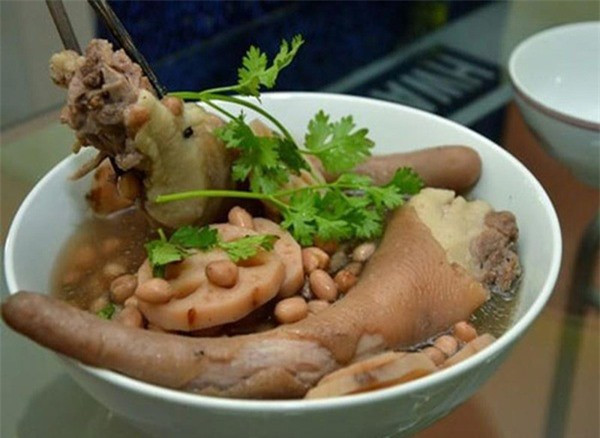 Đuôi lợn được dân gian ca ngợi có tác dụng bổ khí, dưỡng huyết, hỗ trợ chứng thận hư, liệt dương, xuất tinh sớm,...các bệnh hiếm muộn. Bạn có thể nấu rất nhiều món ăn từ đuôi lợn để tẩm bổ cho cả nhà.